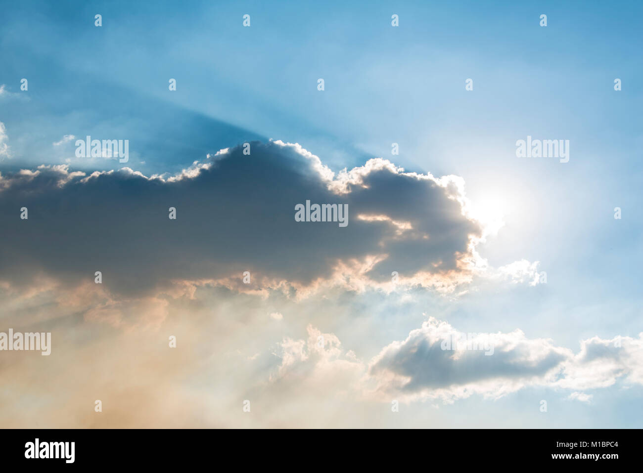 Scheint die Sonne hinter dunklen Wolken, Kalifornien, USA Stockfoto