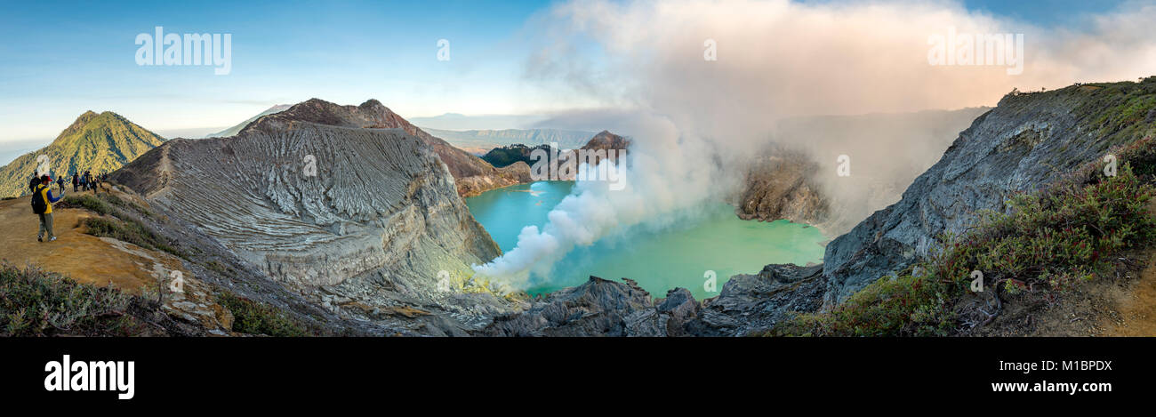 Vulkan Kawah Ijen, vulkanische Krater mit Kratersee und dampfende Schlote, Morgenlicht, Banyuwangi, Sempol, Jawa Timur Stockfoto