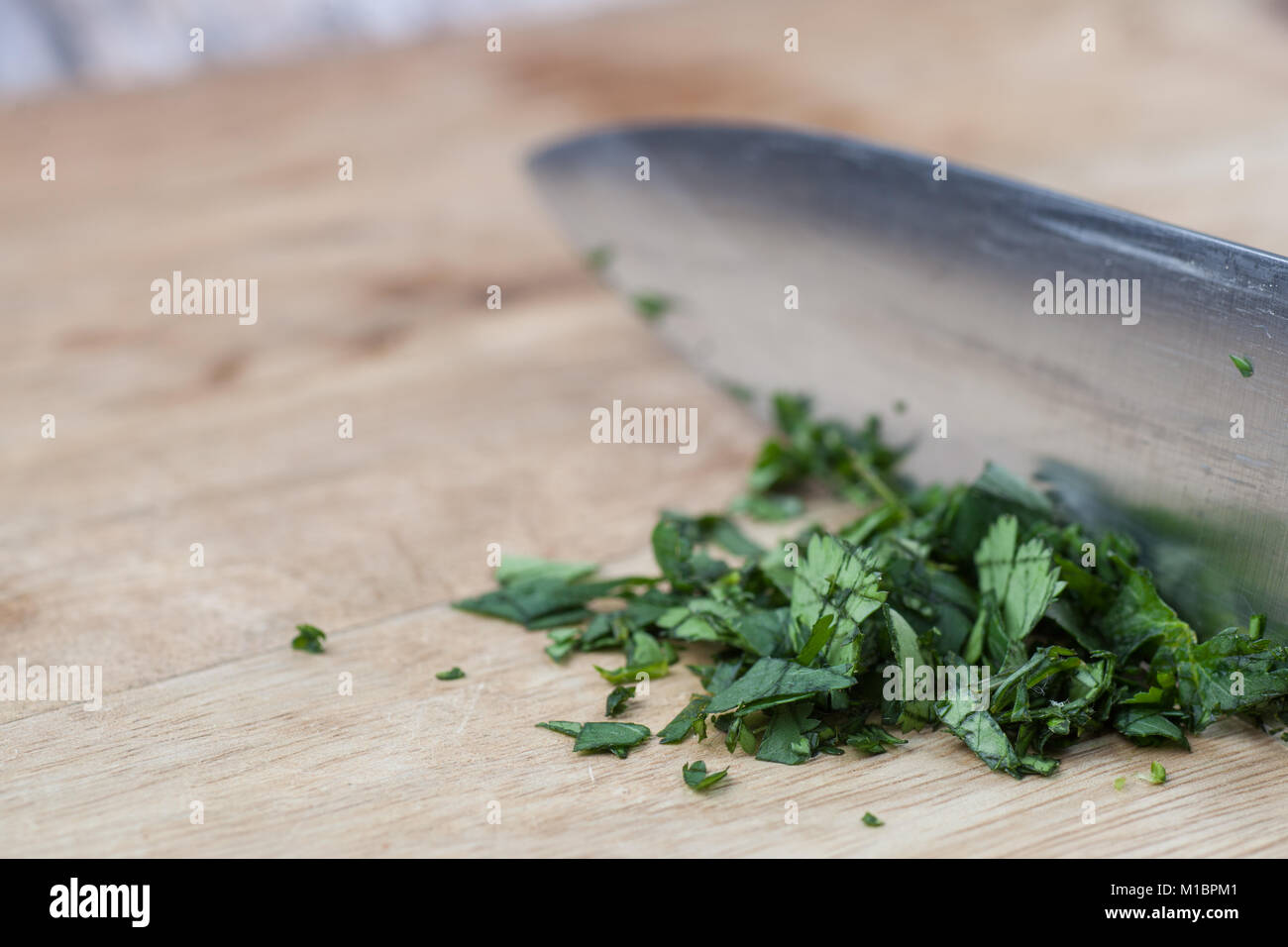 Küche Messer zerkleinern von frischem Koriander auf Holzbrett  Stockfotografie - Alamy