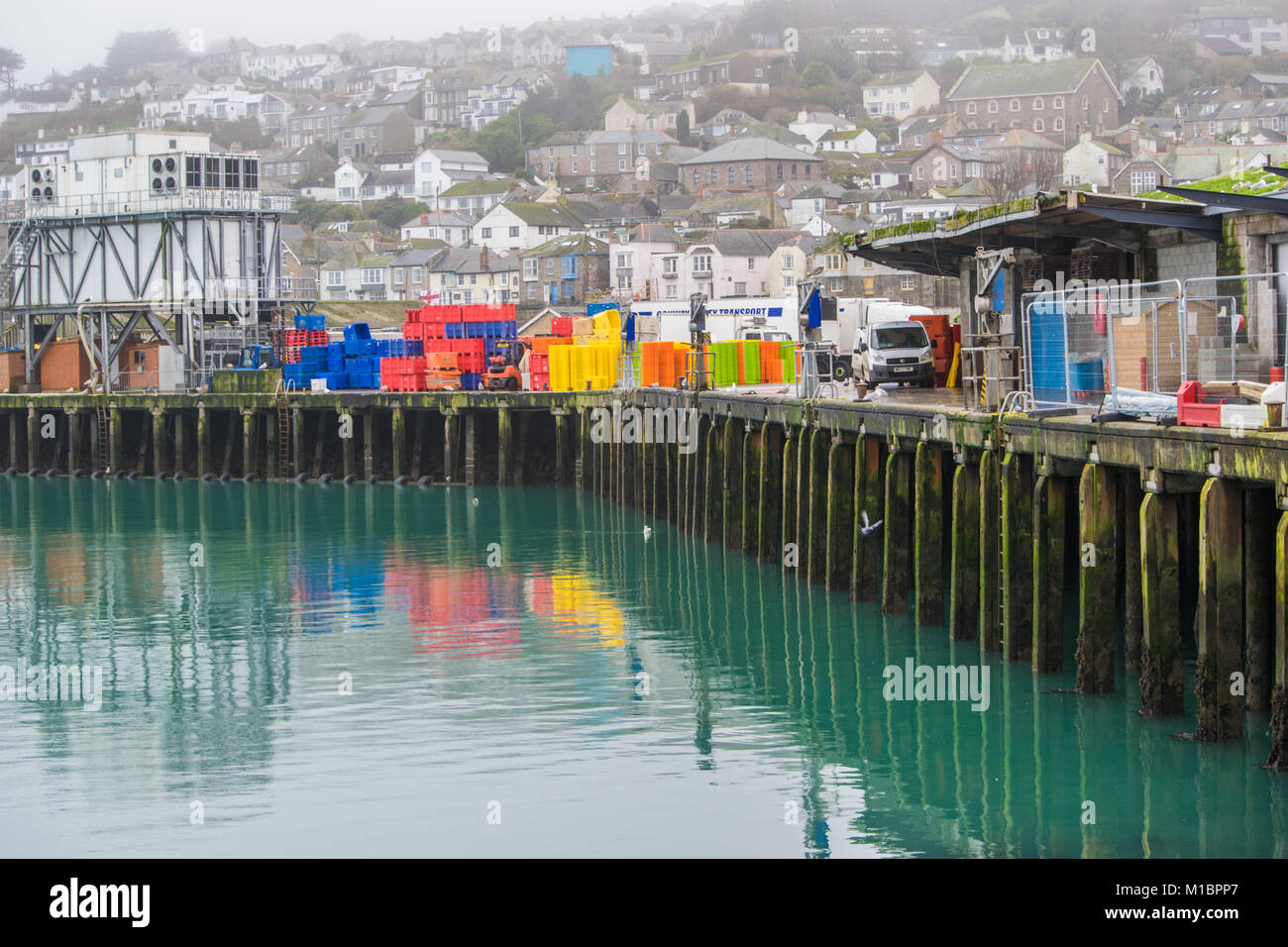 Boote in Newlyn Harbour Cornwall, Großbritannien 2017 Stockfoto