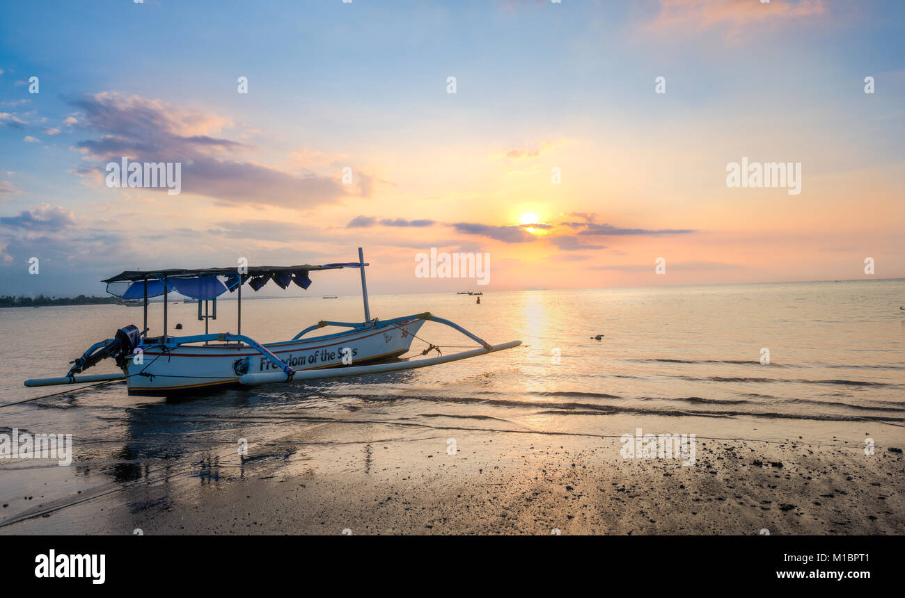 Sonnenuntergang am Strand, Outrigger Kanu am Meer, Strand von Lovina, Bali, Indonesien Stockfoto