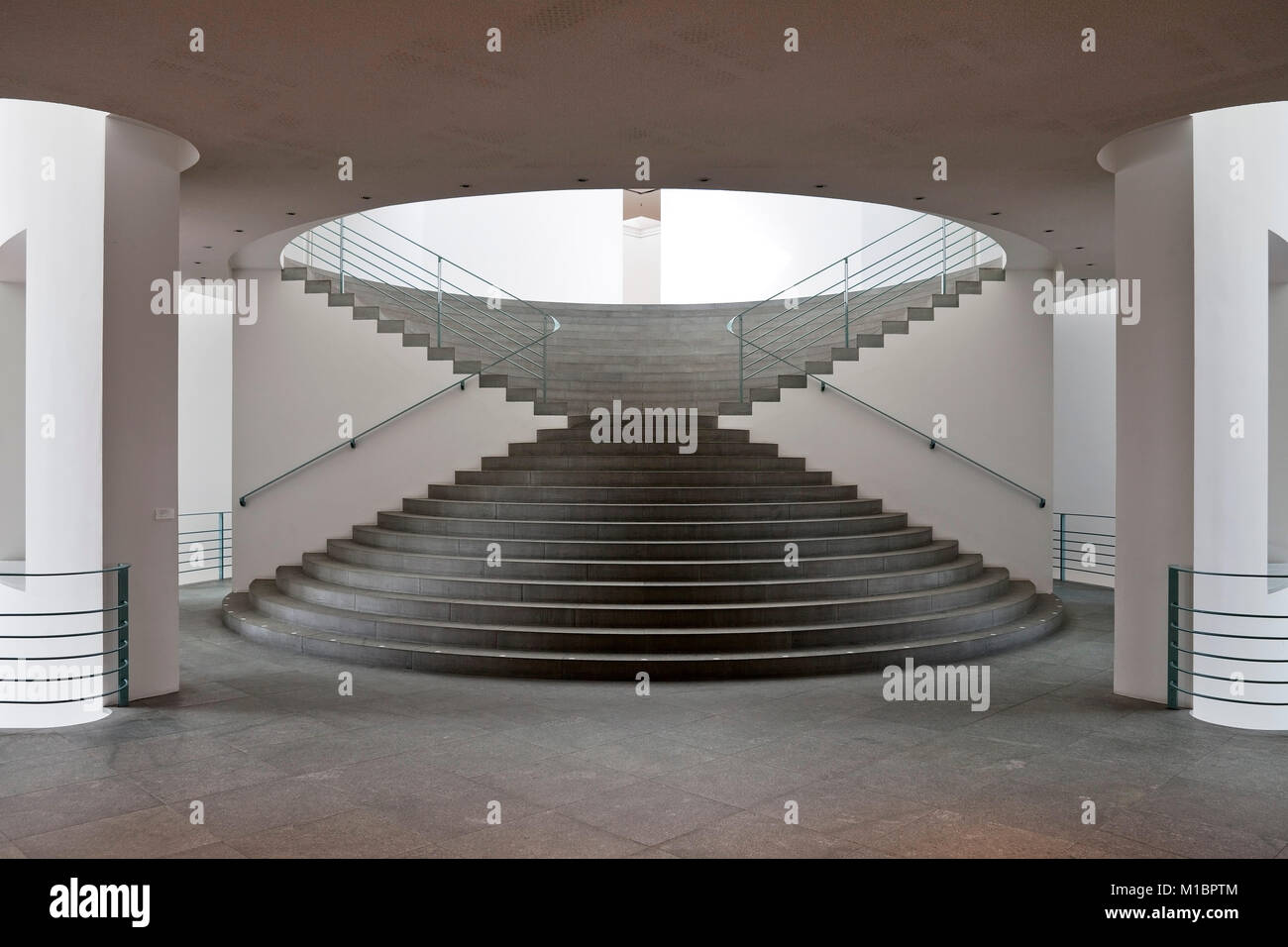 Treppe im Kunstmuseum Bonn, Architekten Axel Schultes, Museum streifen, Bonn, Nordrhein-Westfalen, Deutschland Stockfoto