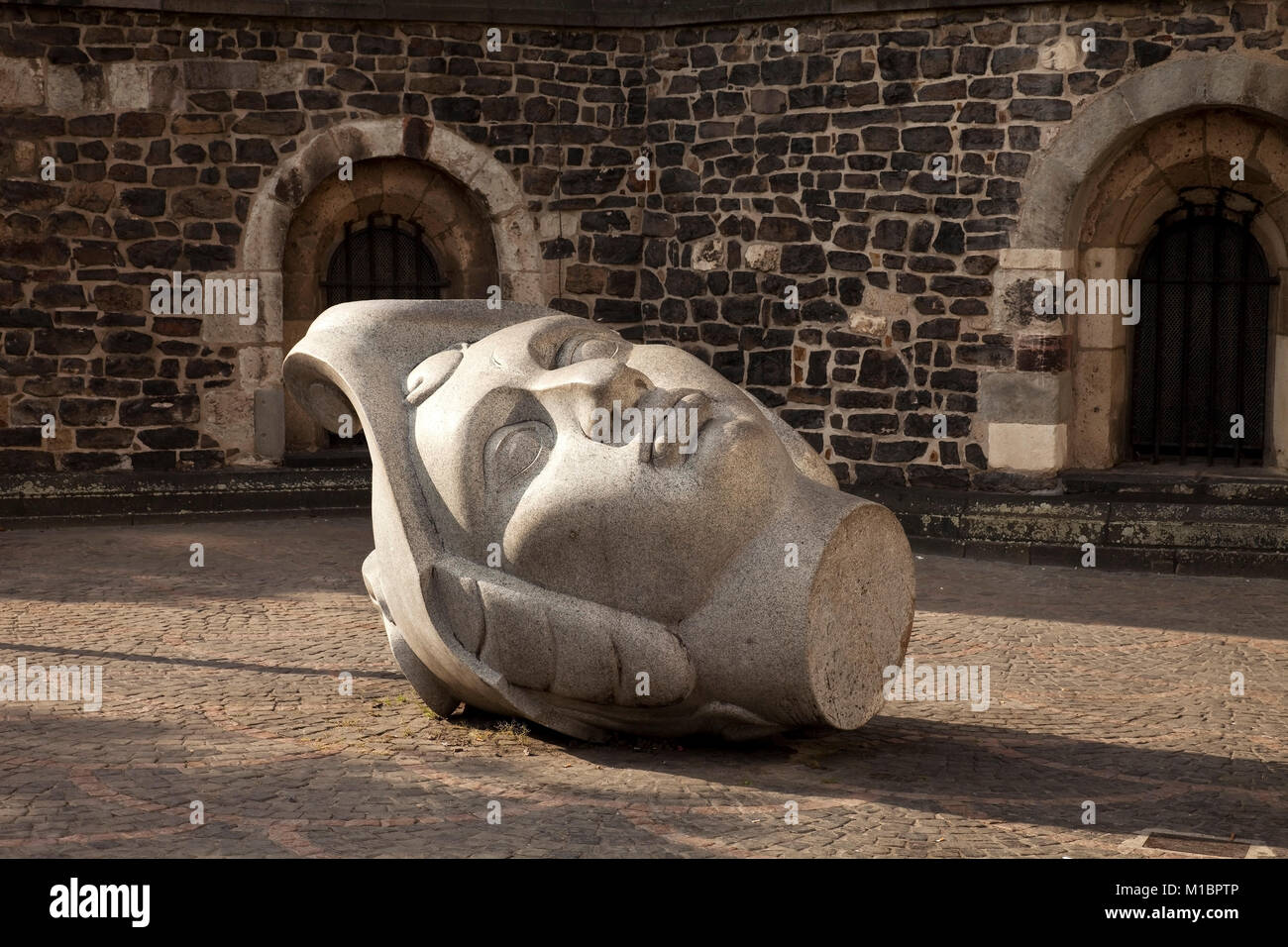 Granit Kopf, Stein Skulptur Florentz und Cassius, vor der Kathedrale von Bonn, Bonn, Nordrhein-Westfalen, Deutschland Stockfoto