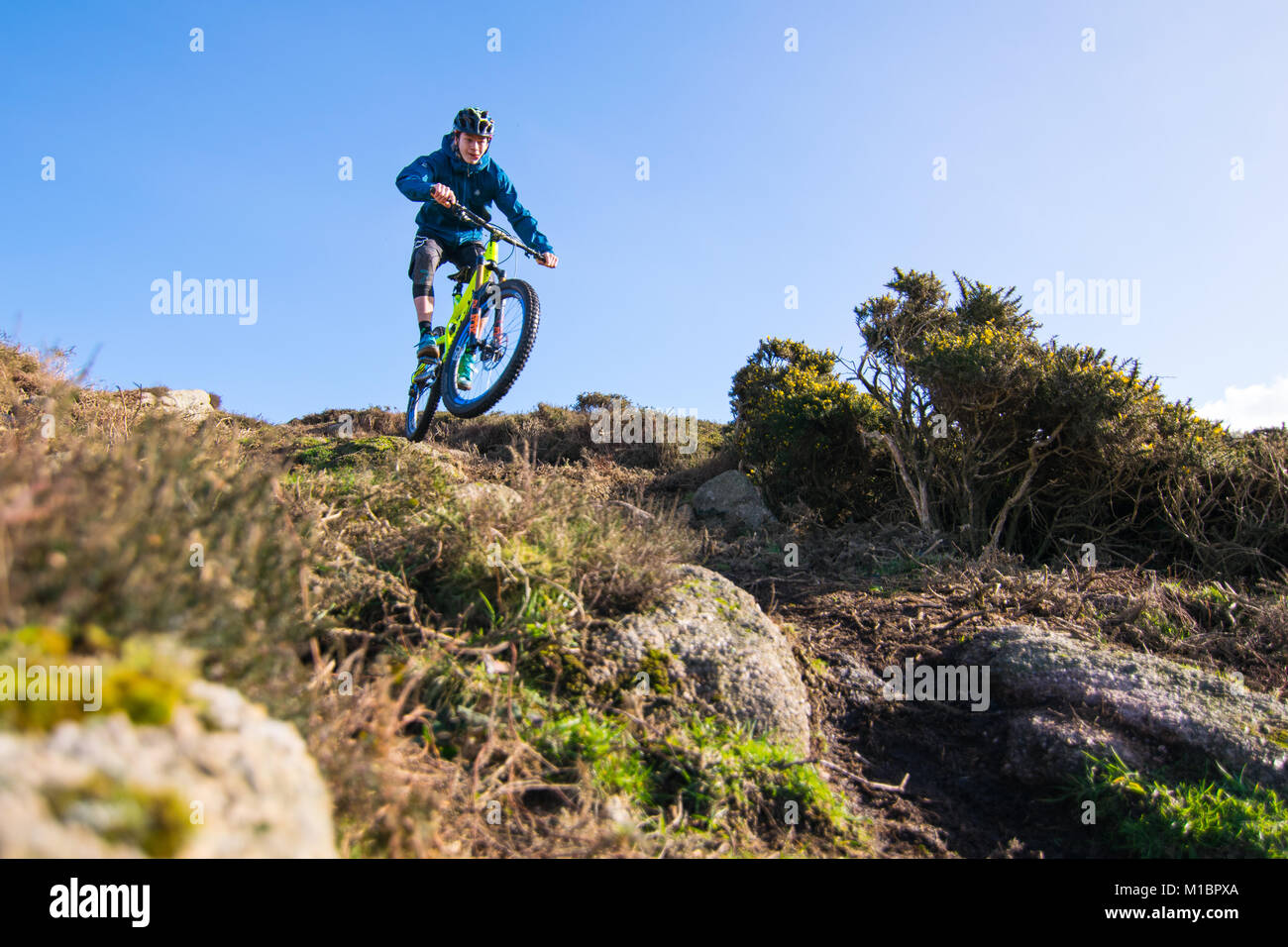 Jake Marsh Enduro Mountainbike Fahrrad in der Kapelle Carn Brea, Cornwall, UK. Stockfoto