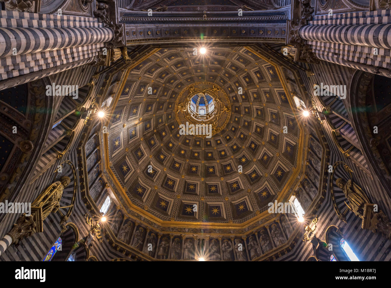 Was für eine wunderschöne Kirche in der Hill Top Stadt Siena Italien gefunden Stockfoto