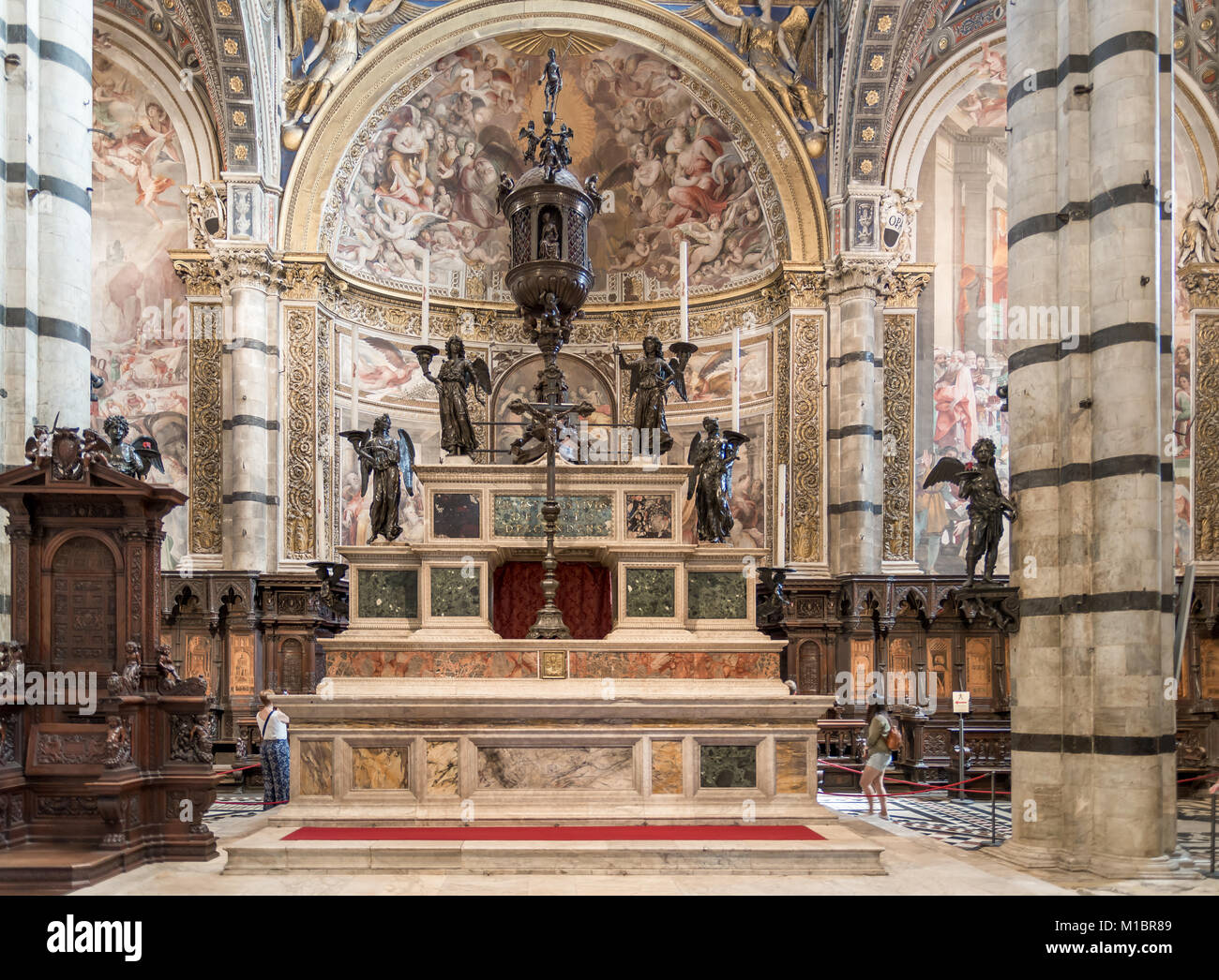 Das Pfarrhaus in der Kathedrale von Siena, ist durch den großen Altar aus Marmor von Baldassare Peruzzi 1532 Geschehen dominiert. Stockfoto