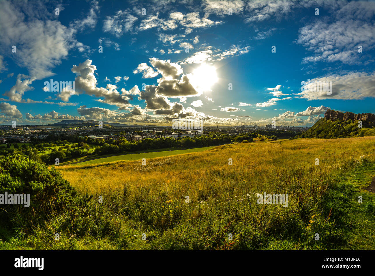 Aus der Vogelperspektive Edinburgh vom Hügel Arthur's Seat bekannt, direkt hinter der Stadt. Stockfoto