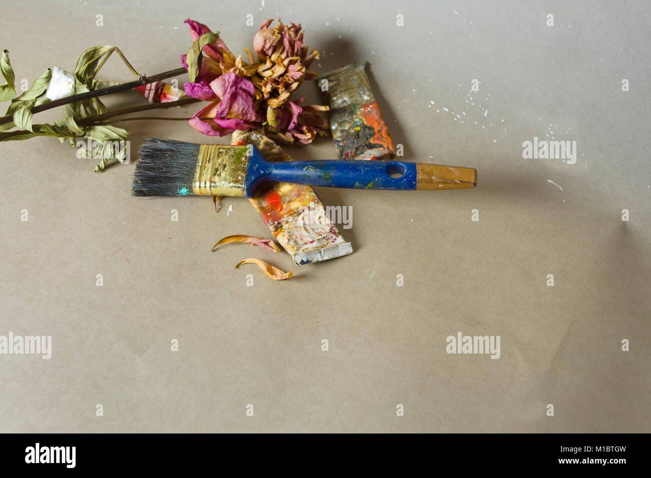 Artist Equipment und Blume Stockfoto