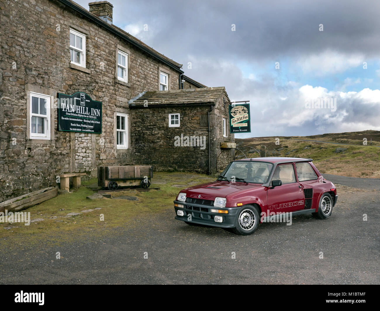 Renault 5 Turbo 2 im Tan Hill Taverne höchsten Pub 1732 ft in England Stockfoto