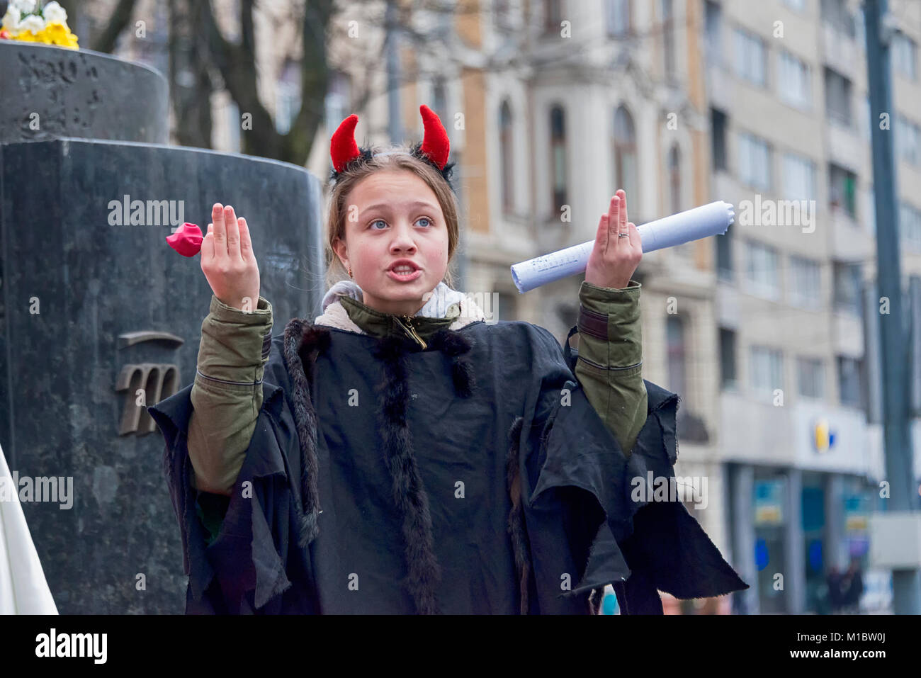 Lemberg, Ukraine - Januar 07, 2018: Weihnachten Veranstaltungen im Zentrum der Stadt. Unbekannte junge Schauspieler in der Rolle Teufel spielt für die Bürgerinnen und Bürger in einem Weihnachten Stockfoto