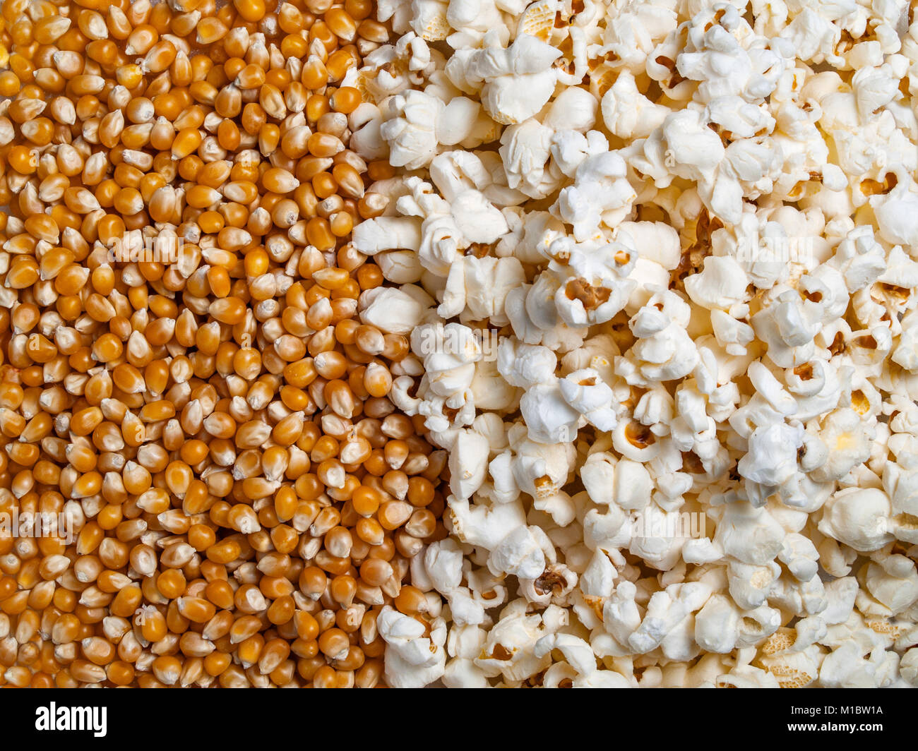 Bereit Popcorn und Mais Getreide strukturelle Hintergrund close-up Top Stockfoto