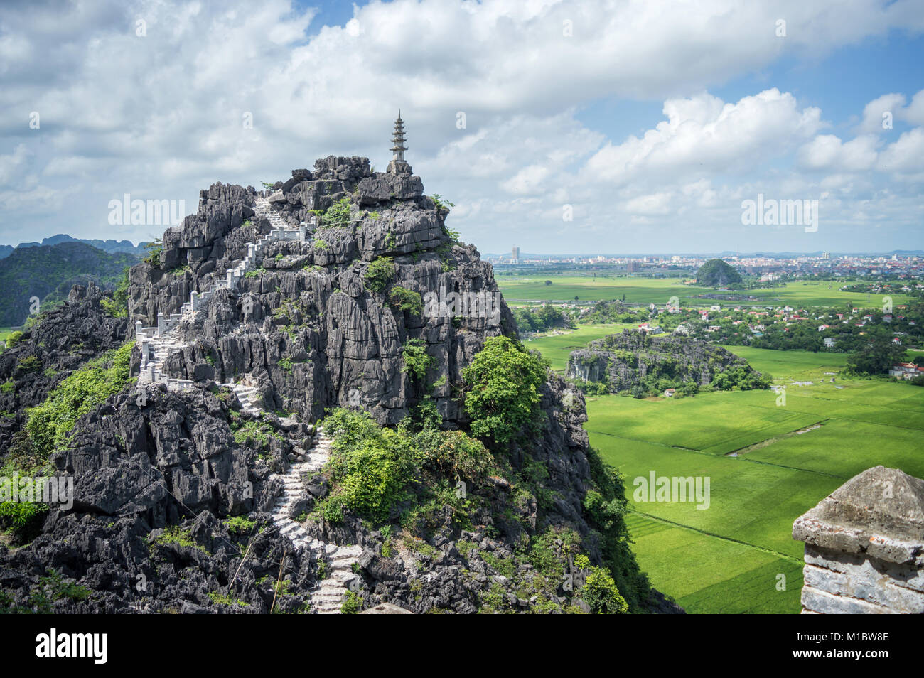 Top Pagode von Hang Mua Tempel, Reisfelder, Ninh Binh, Vietnam Stockfoto