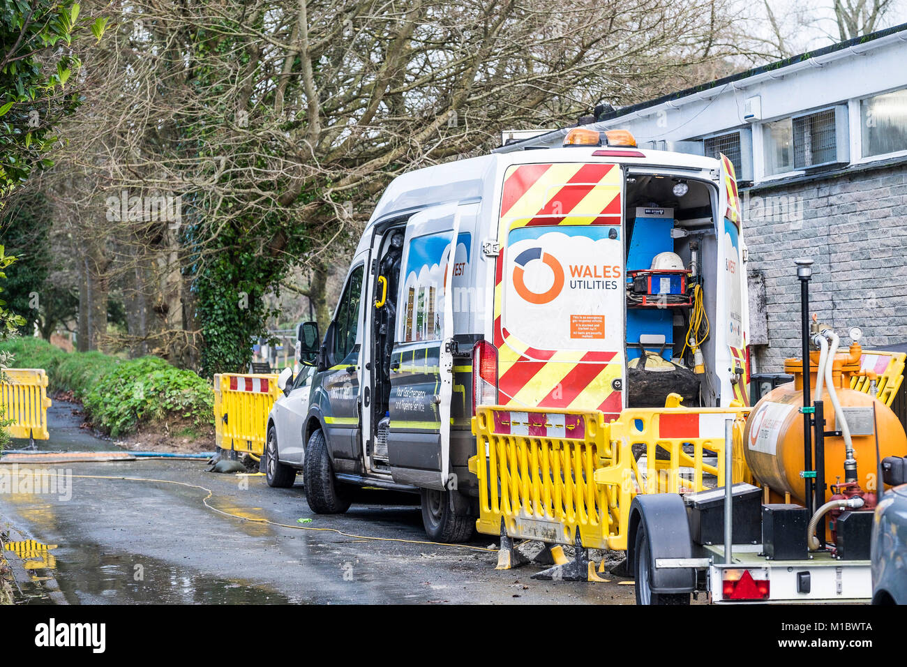 Wales & West Utilities Fahrzeug auf einen Notruf aus, um ein Leck in einer Gasleitung in Newquay Cornwall zu reparieren. Stockfoto