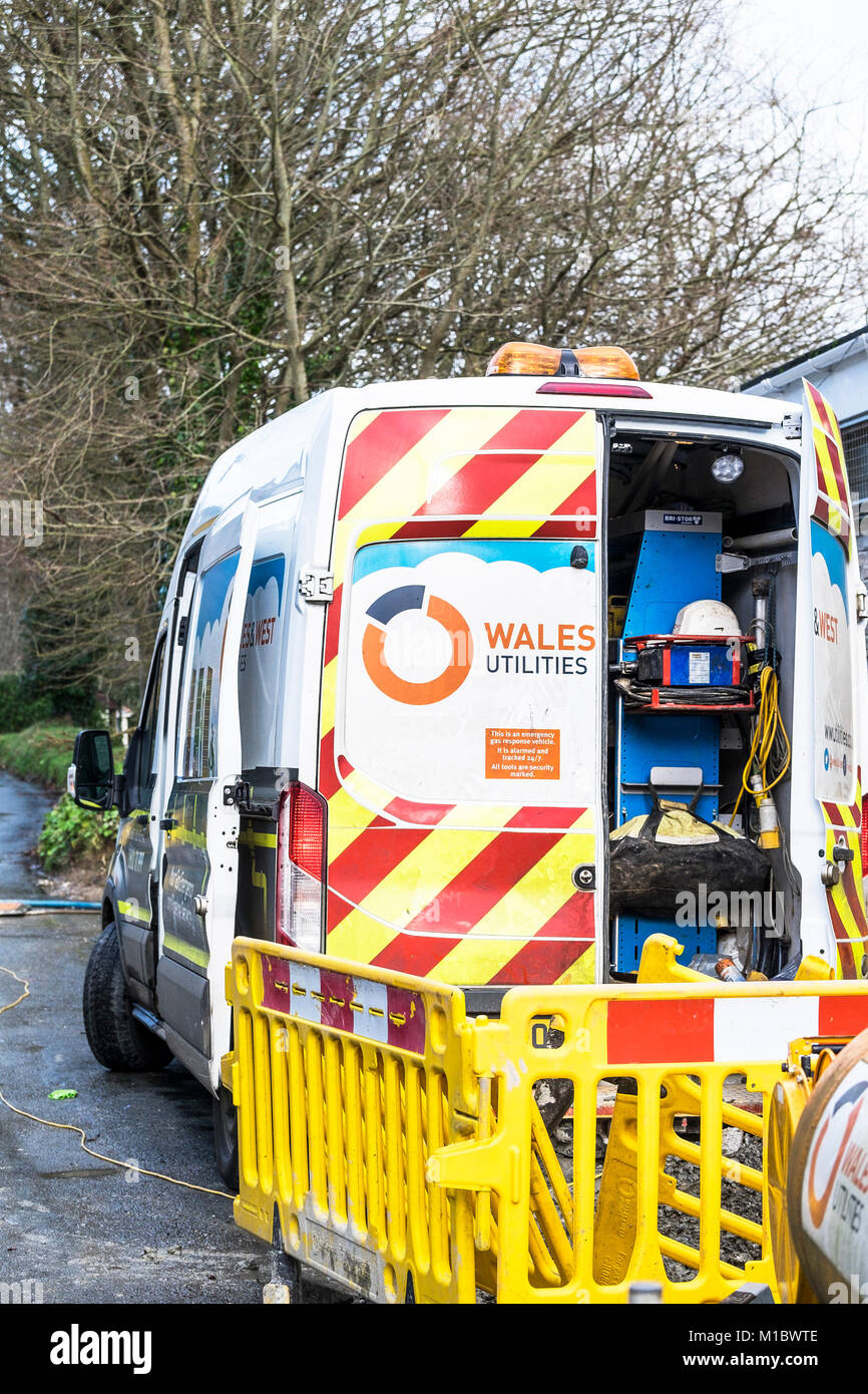 Wales & West Utilities Fahrzeug auf einen Notruf aus, um ein Leck in einer Gasleitung in Newquay Cornwall zu reparieren. Stockfoto