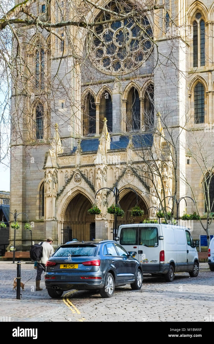 Fahrzeuge, die vor dem Eingang der Kathedrale von Truro Cornwall geparkt Stockfoto
