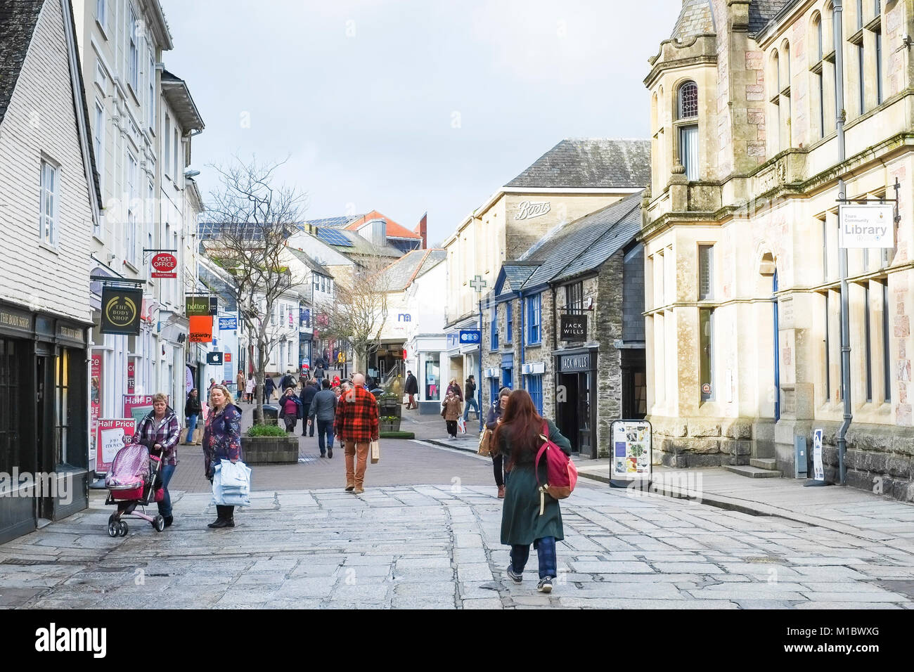 Käufer in einer Straße im Stadtzentrum von Truro Cornwall. Stockfoto