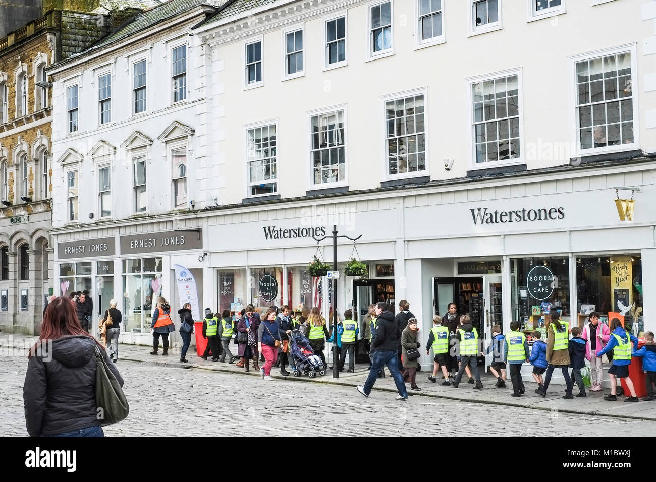 Eine große Gruppe von Schülern zu Fuß in Boscawen Street im Stadtzentrum von Truro Cornwall. Stockfoto