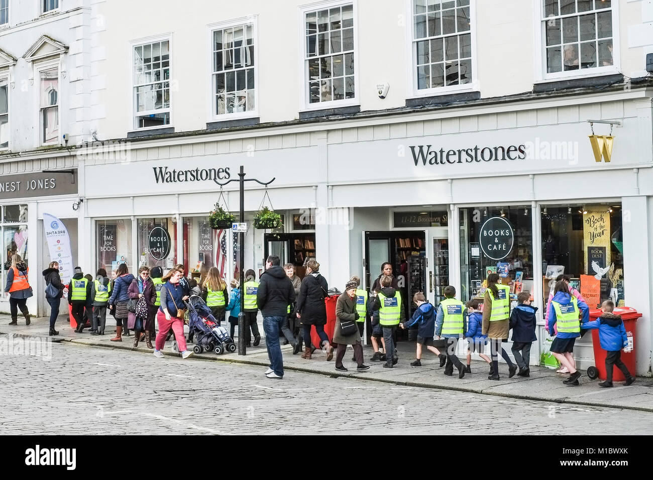 Eine große Gruppe von Schülern zu Fuß in Boscawen Street im Stadtzentrum von Truro Cornwall. Stockfoto