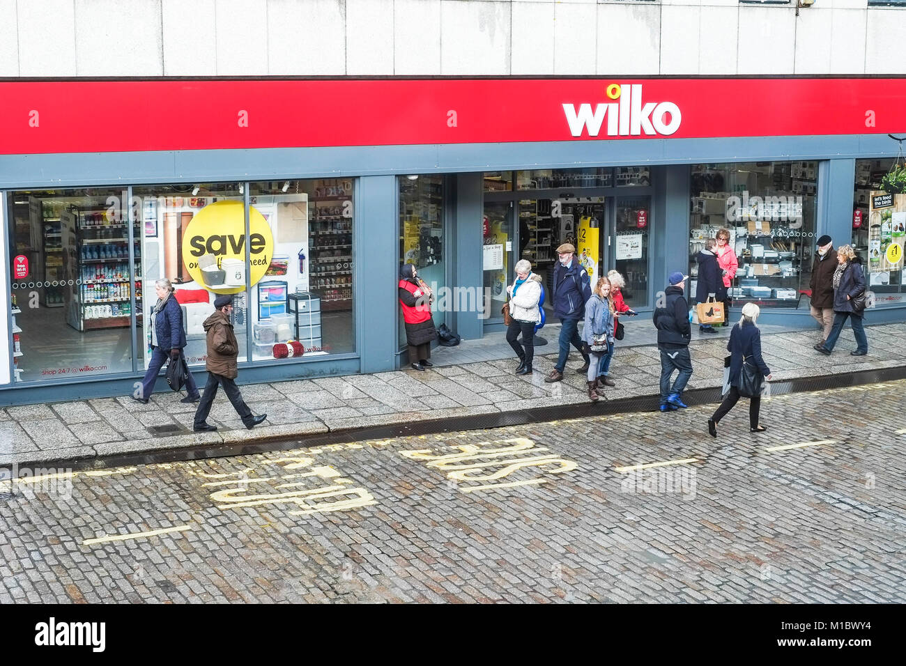 Pedstrians wandern vorbei an einem Wilko shop shop in Boscawen Street im Stadtzentrum von Truro Cornwall. Stockfoto