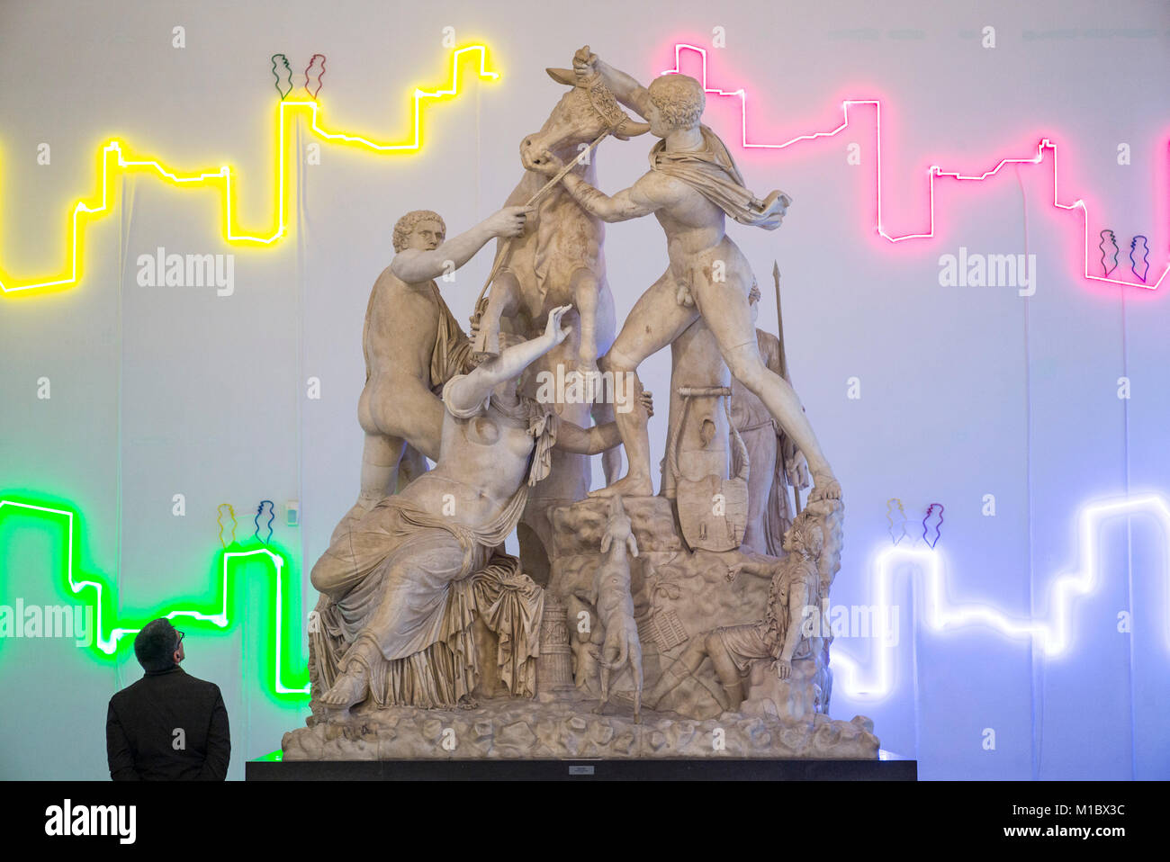 Neapel. Italien. Besucher nach Neapel Nationalen Archäologischen Museum mit Blick auf die Farnese Bull. Museo Archeologico Nazionale di Napoli. Die Farnese Stier Stockfoto