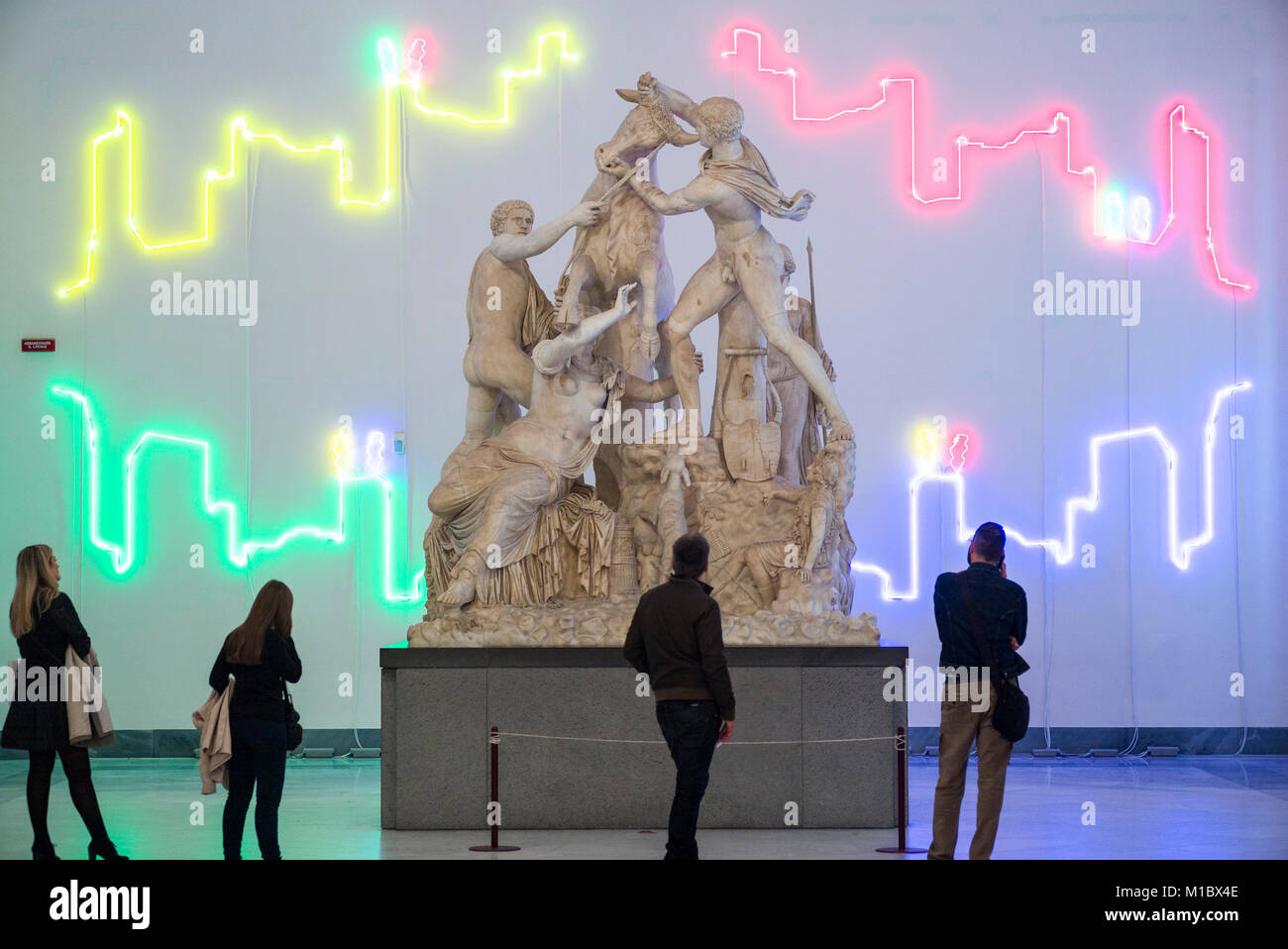 Neapel. Italien. Besucher nach Neapel Nationalen Archäologischen Museum mit Blick auf die Farnese Bull. Museo Archeologico Nazionale di Napoli. Die Farnese Bul Stockfoto