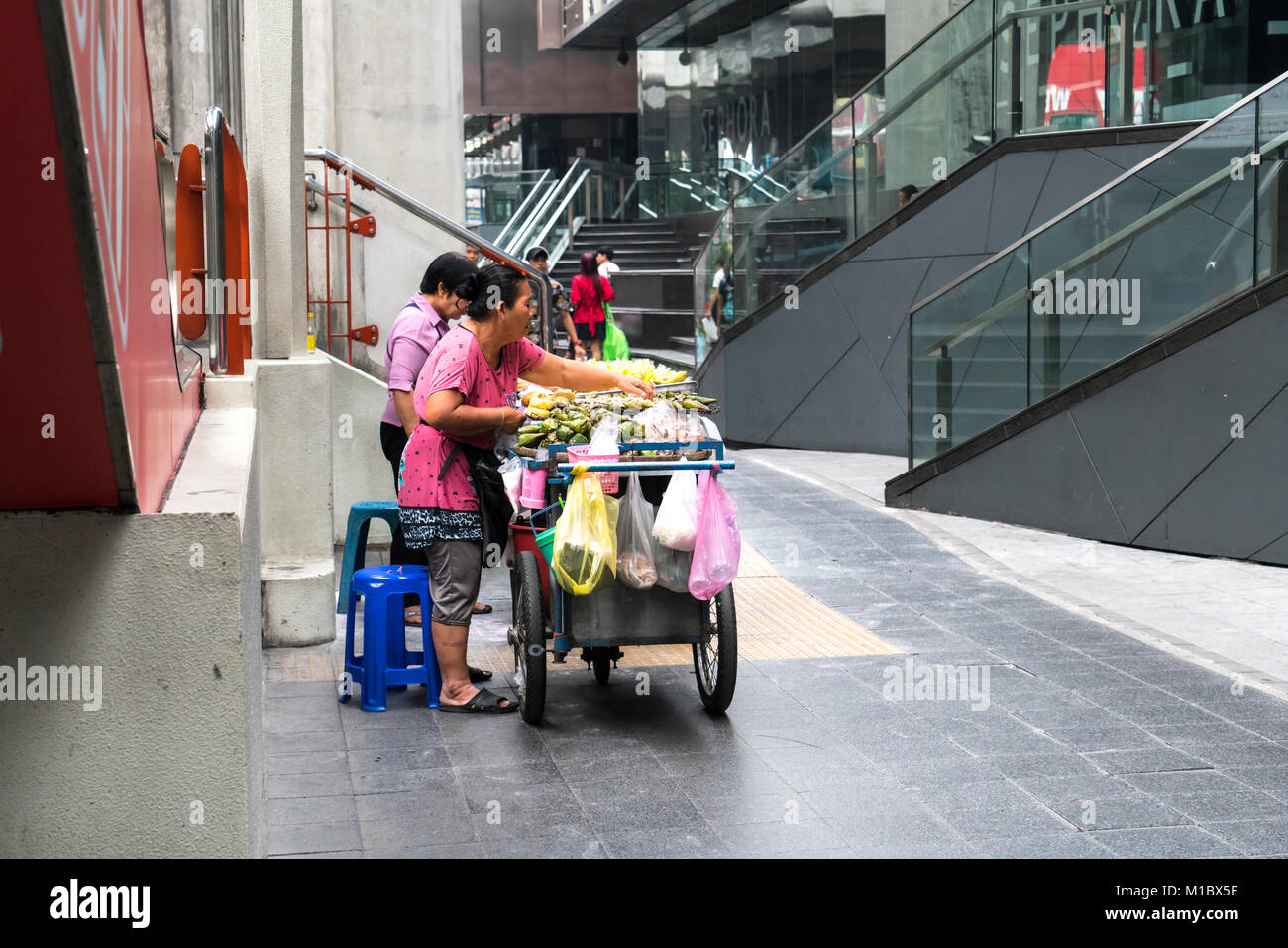 Street Food Anbieter mit einer Karre in Bangkok, Thailand Stockfoto