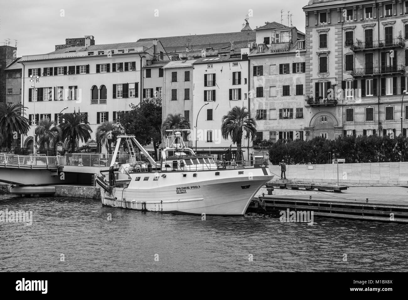 Savona, Italien - 2. Dezember 2016: Das Fischereifahrzeug Padre Pio, die ich in den Hafen an der Ligurischen Meer Hafen von Savona, Italien. Die Schwarz-Weiß-Fotografie. Stockfoto