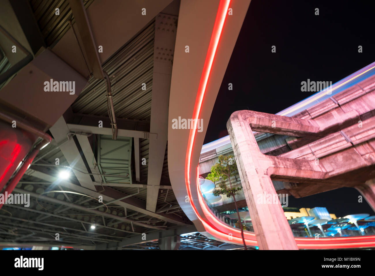 Um einen der beleuchteten Viadukt am Siam Platz in Bangkok, Thailand Stockfoto