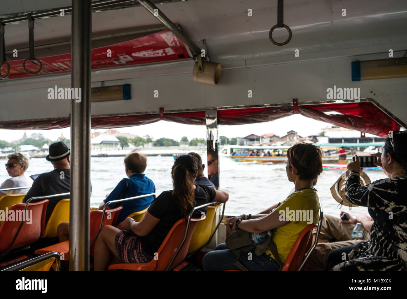 Boot für den Transport von Menschen an der Mae Nam Chao Phraya Fluss in Bangkok, Thailand Stockfoto