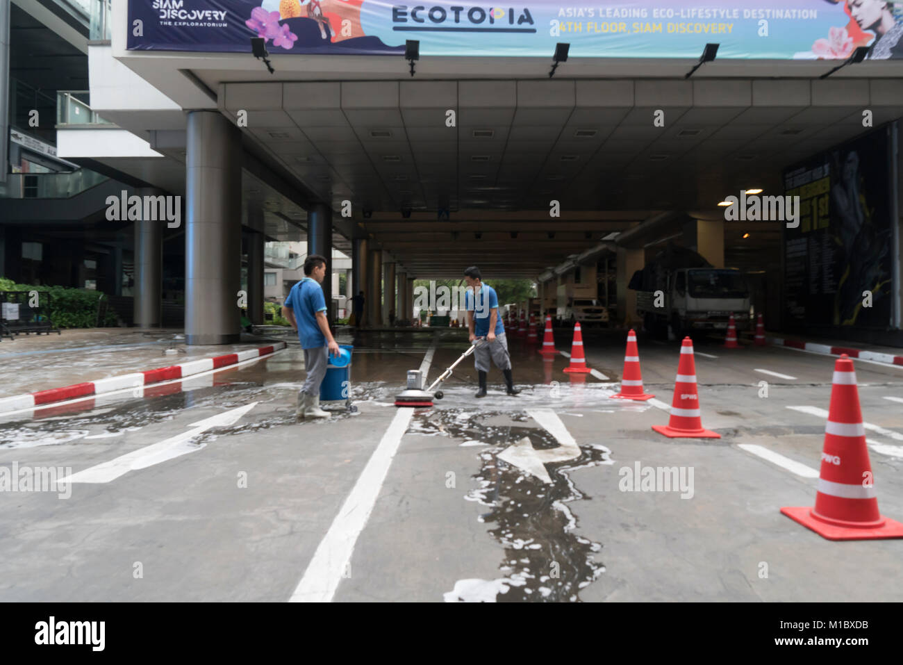Manuelle Reinigung von Straßen in Bangkok. Stockfoto
