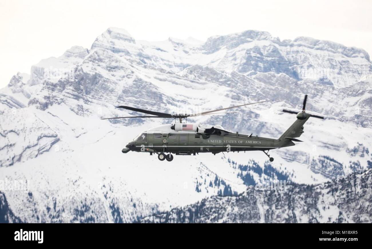 Marine fliegt man über die schneebedeckten Alpen als US-Präsident Donald Trump kommt das World Economic Forum am 25. Januar 2018 in Davos, Schweiz zu besuchen. Stockfoto