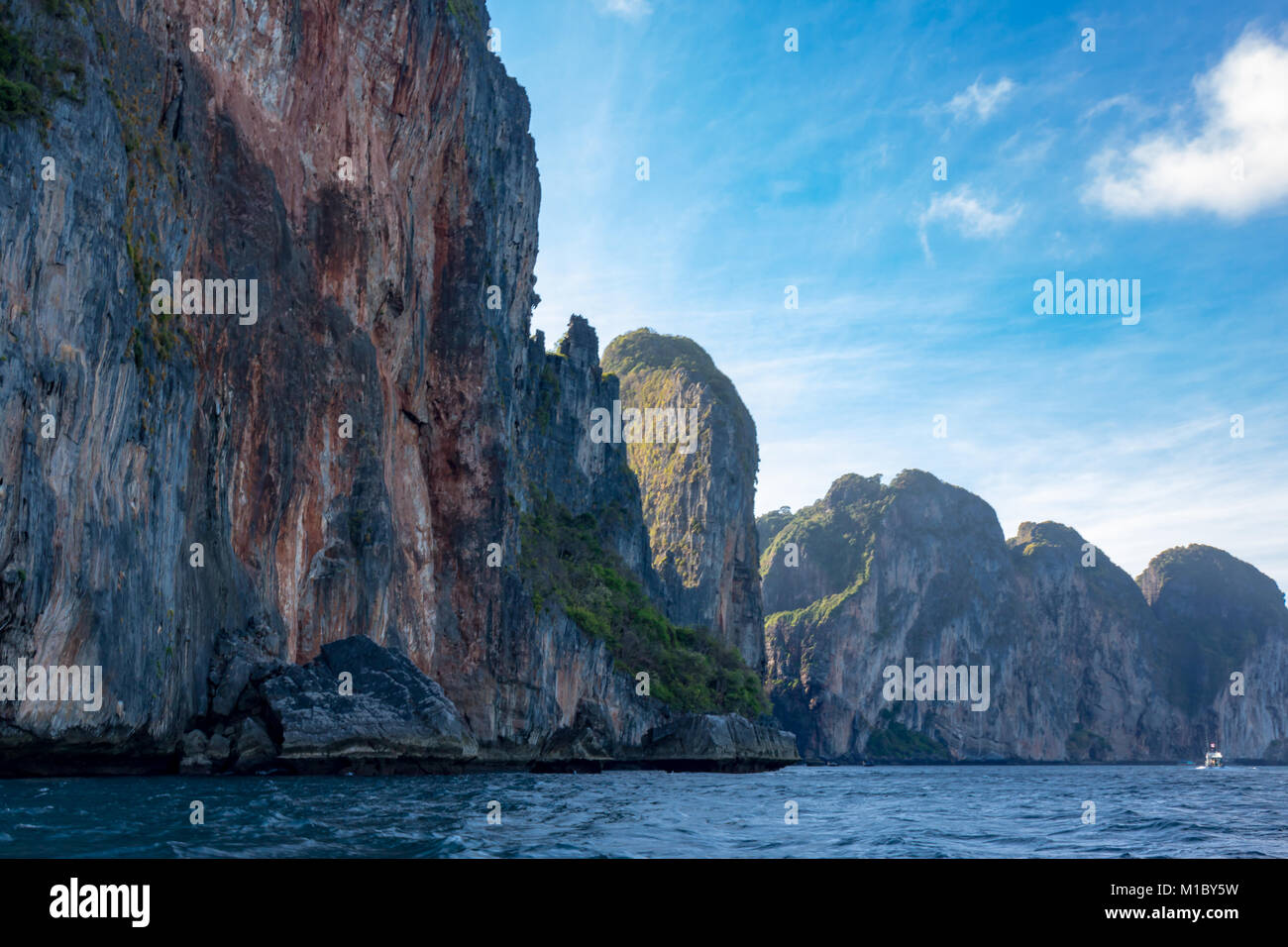 Phi Phi Island Krabi Thailand Januar 30, 2016 Die steilen Klippen von Koh Phi Phi Lee steigen Hunderte Meter in die Luft. Stockfoto