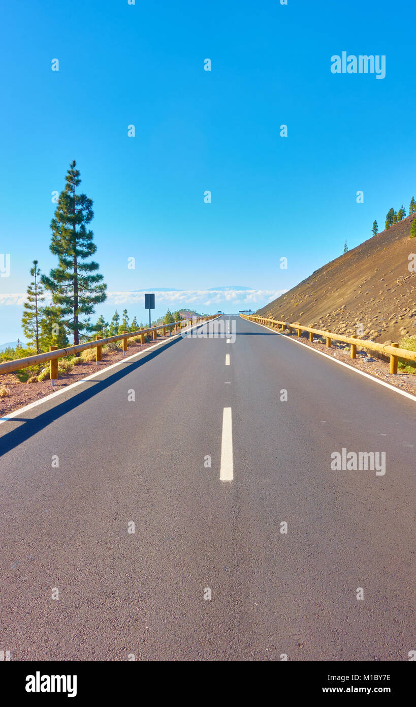 Perspektive der Landstraße im Hochland von Teneriffa. Die Kanarischen Inseln, Spanien Stockfoto