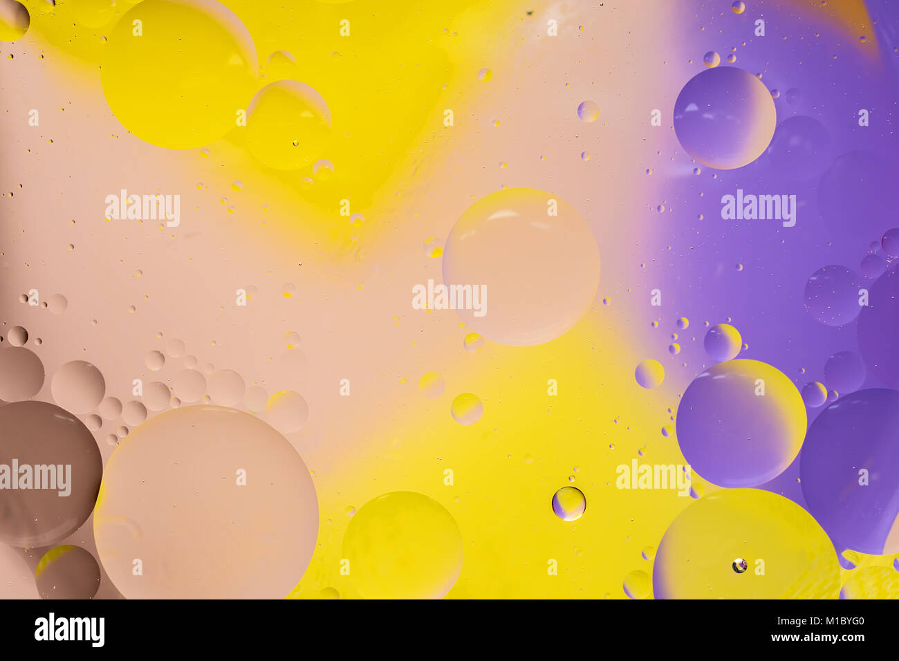 Abstrakte bunten Hintergrund Öl in Wasser Oberfläche Schaum Seife mit Blasen chemische Wirkung Makroaufnahme Nahaufnahme Flüssigkeiten nicht mischen Stockfoto