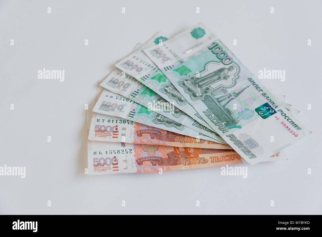 Geld in Russland. Banknoten fünf und Tausend Rubel, Hintergrund. Stockfoto