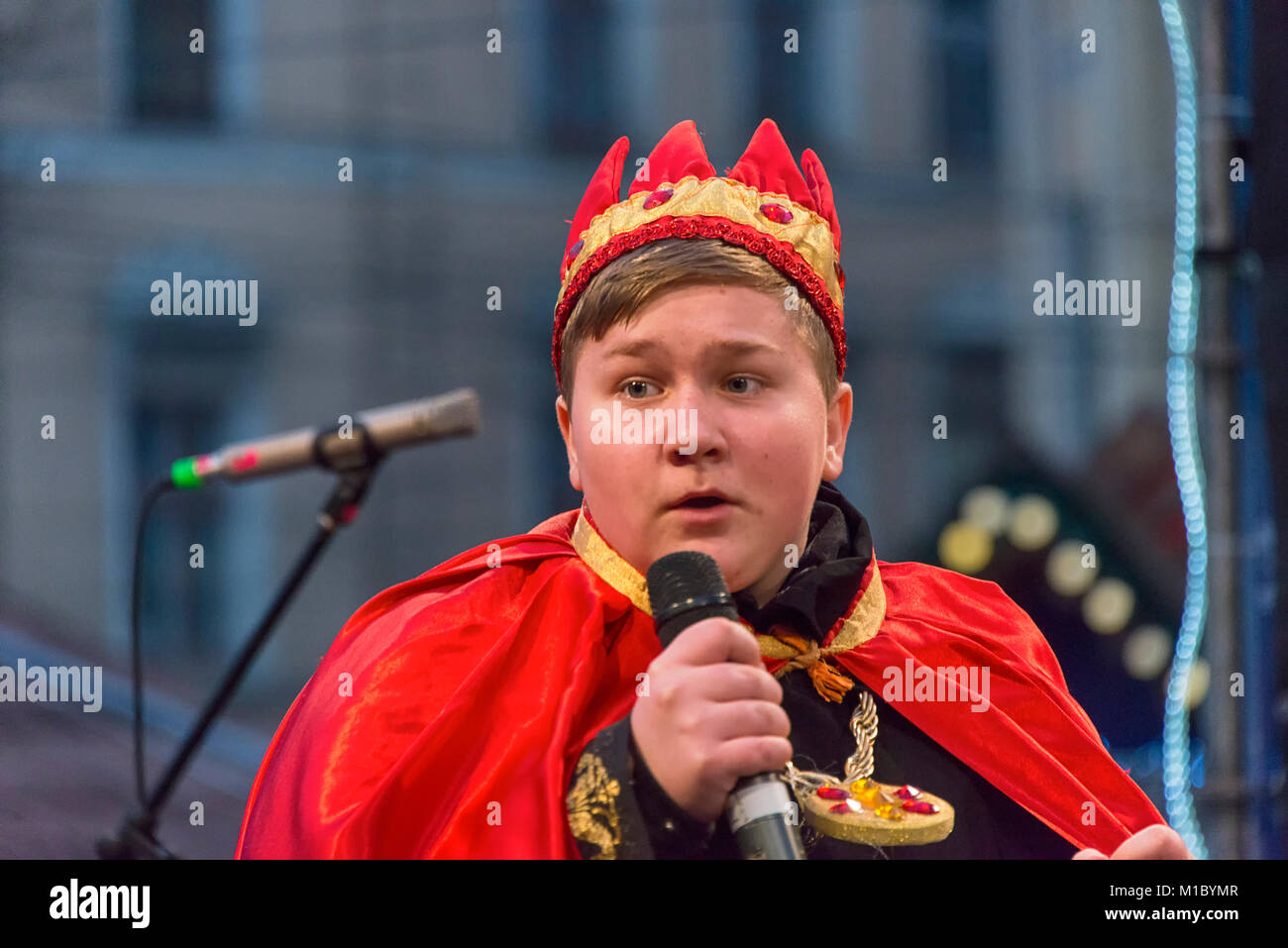 Lemberg, Ukraine - Januar 07, 2018: Weihnachten Veranstaltungen im Zentrum der Stadt. Unbekannte junge Schauspieler in der Rolle des Königs spielt für die Bürgerinnen und Bürger in einem Weihnachten Stockfoto