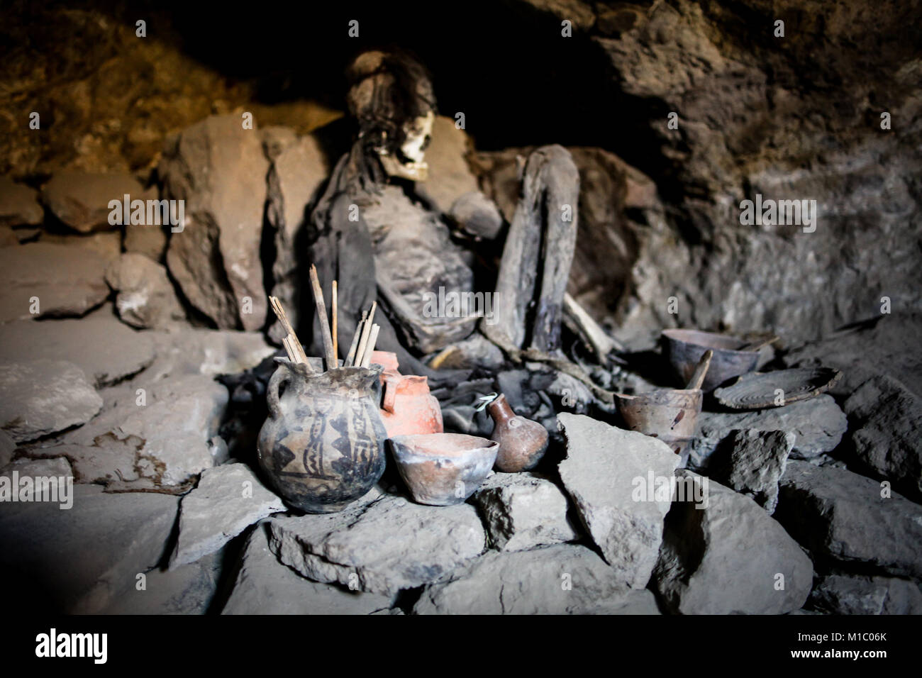 Uyuni (Bolivien), 2011: Coquesa pre-Inka Friedhof durch den Salzsee Salar d'Uyuni, mit seinen Mumien und Angebote, Nekropole Stockfoto