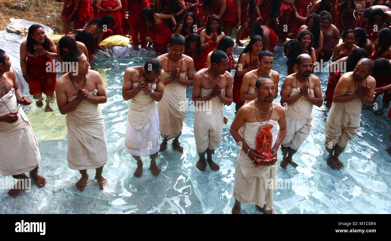 Kathmandu, Nepal. 28 Jan, 2018. Nepalesische Hindu Anhänger sind die heiligen Bad in Changu Narayan während Madhav Narayan Mela Festival in Bhaktapur, Nepal. Nepalesische hinduistischen Frauen beobachten, ein Fasten und beten zu Gott und Göttin Swasthani Madhav Narayan für Langlebigkeit ihrer Ehemänner und Wohlstand Ihrer Familie während des einmonatigen Festivals. Credit: Archana Shrestha/Pacific Press/Alamy leben Nachrichten Stockfoto