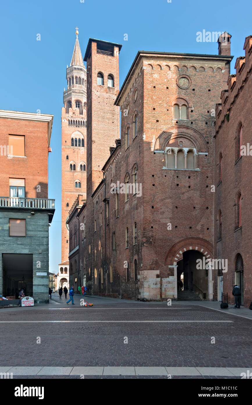 Palazzo del Comune und einen kleinen Turm, von Piazza Stradivari gesehen Stockfoto