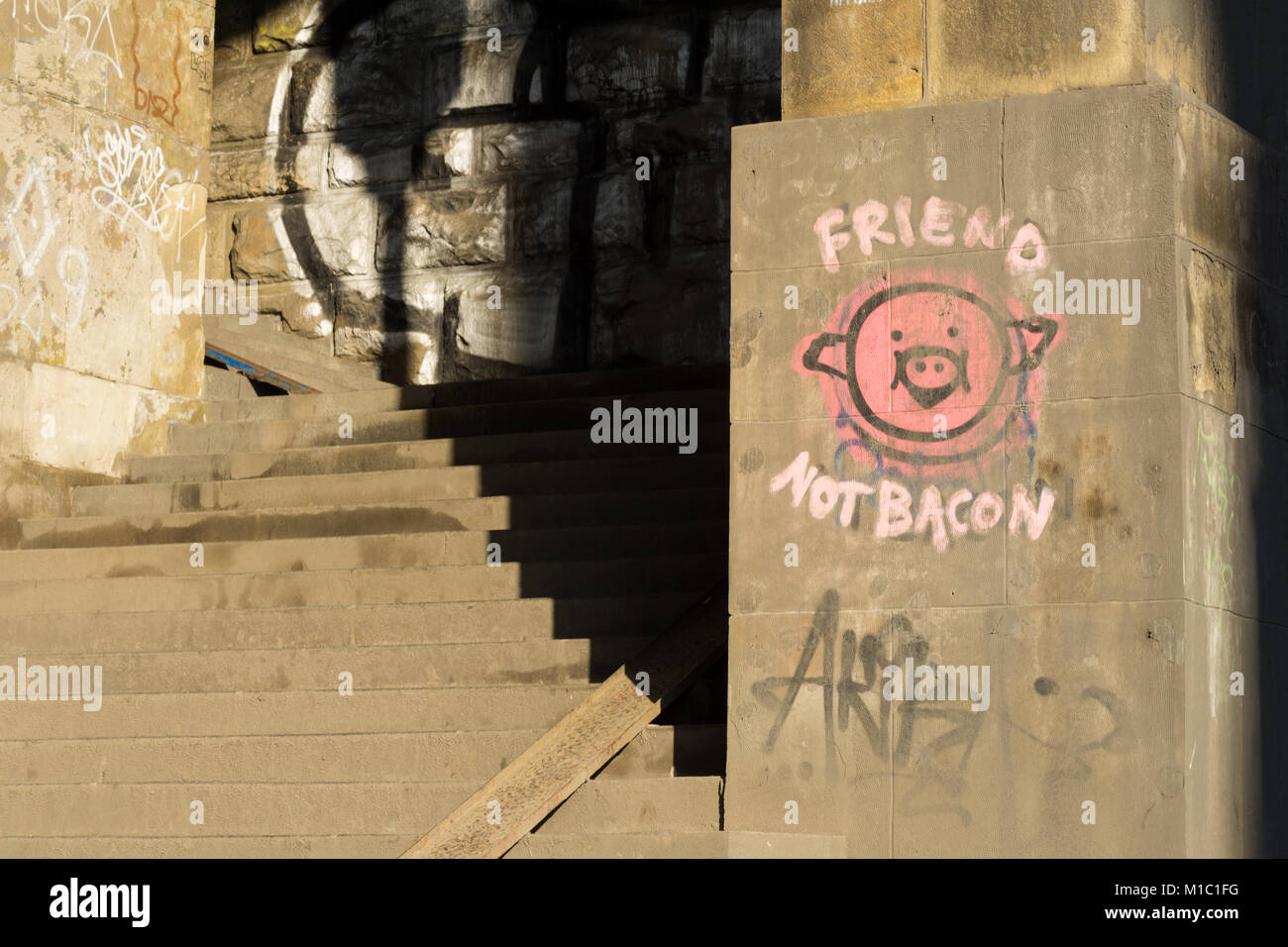"Freund, nicht Speck' Graffiti - Vegetarische street art in Belgrad, Serbien, Europa. Stockfoto