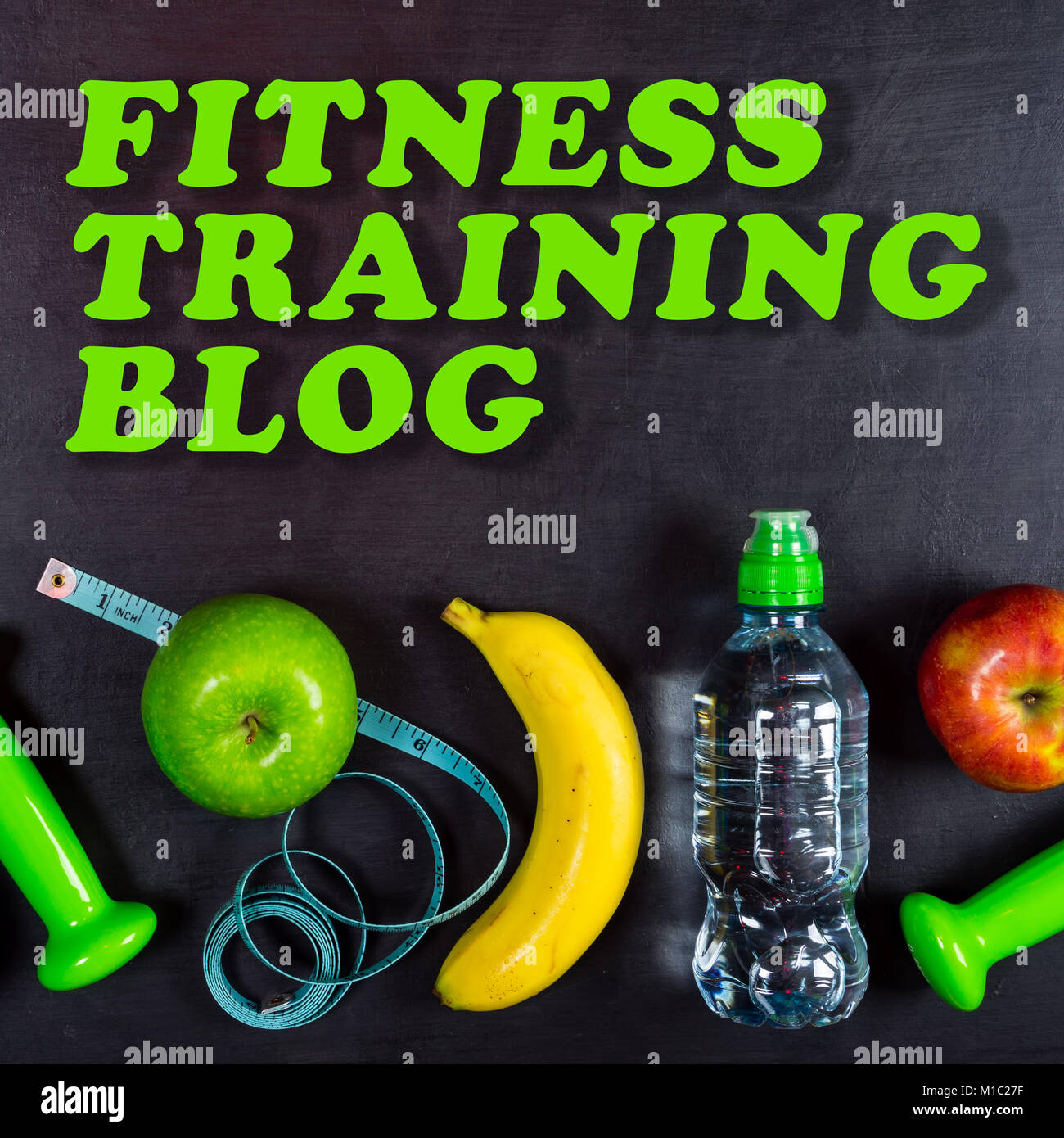 Fitness Training blog Konzept. Hantel, massage ball, Äpfel, Bananen, Wasserflasche und Maßband auf schwarzem Hintergrund. Ansicht von oben Stockfoto