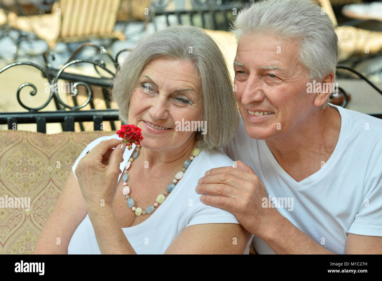 Amüsante glücklich lächelnde alte Paar Stockfoto