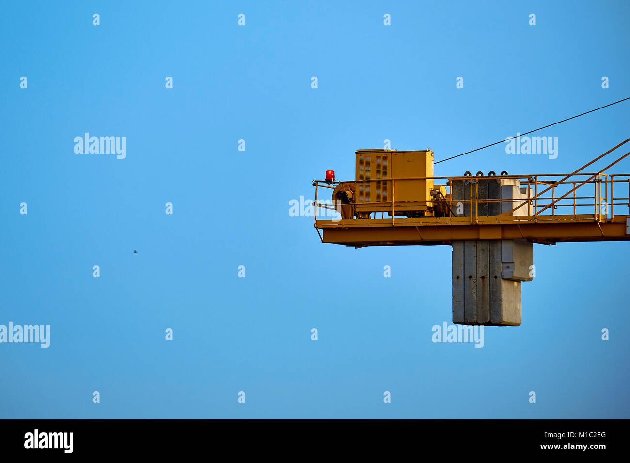 Teil des gelben Bau tower Crane arm gegen den blauen Himmel Stockfoto