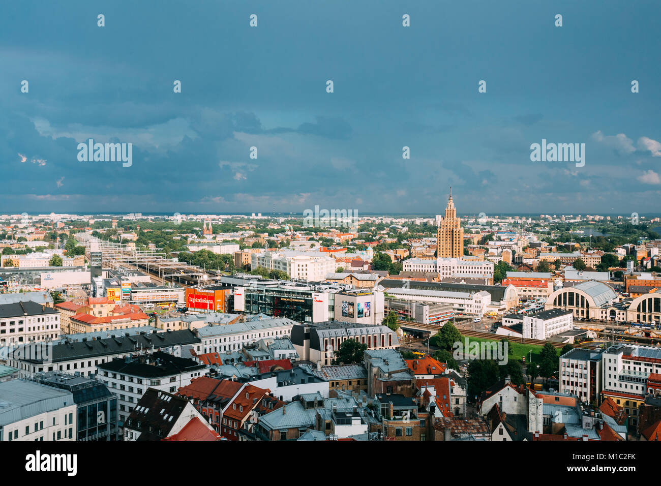 Riga, Lettland. Gebäude der lettischen Akademie der Wissenschaften, nach Vorbild der Moskauer Stalin-Wolkenkratzer gebaut. Präsidium und Verwaltung der Akademie der Wissenschaften Stockfoto