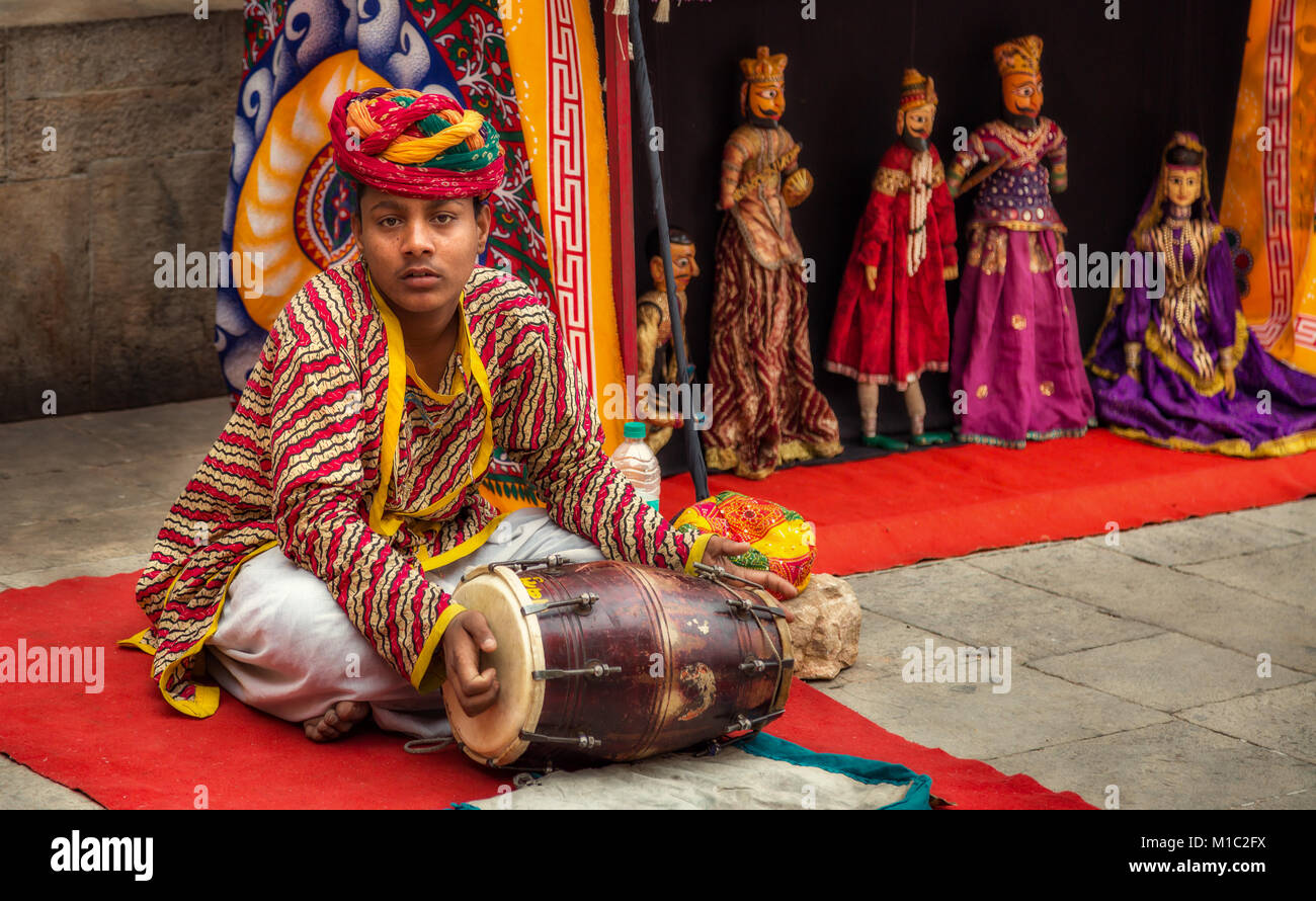 Junge Rajasthani Musiker spielt dholak mit Puppenspiel an Nahargarh Fort, Jaipur, Rajasthan, Indien. Stockfoto