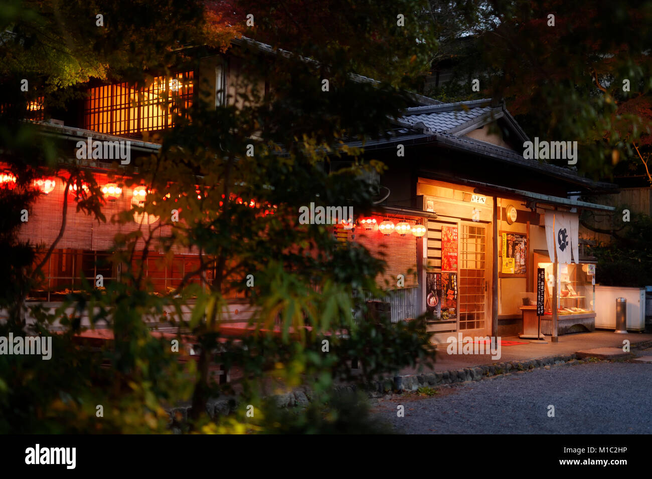 Isobe, traditionelle japanische Restaurant außen mit Lichtern und Laternen leuchten in der Dämmerung. Kyoto, Japan 2017. Stockfoto