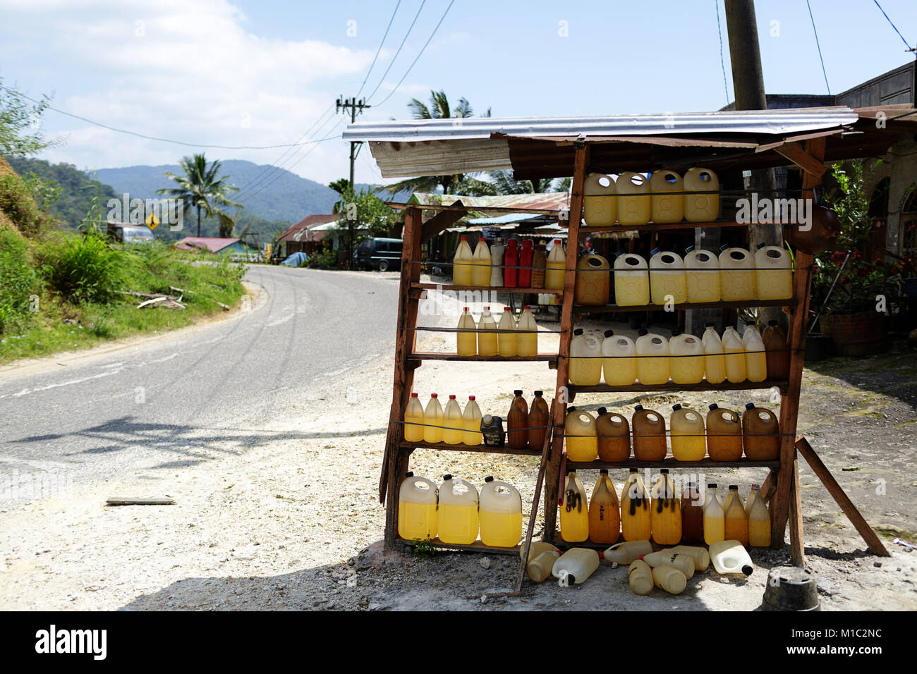 Ein kleiner Laden im Norden Sumatras Verkauf von Flaschen mit Benzin, Indonesien. Stockfoto