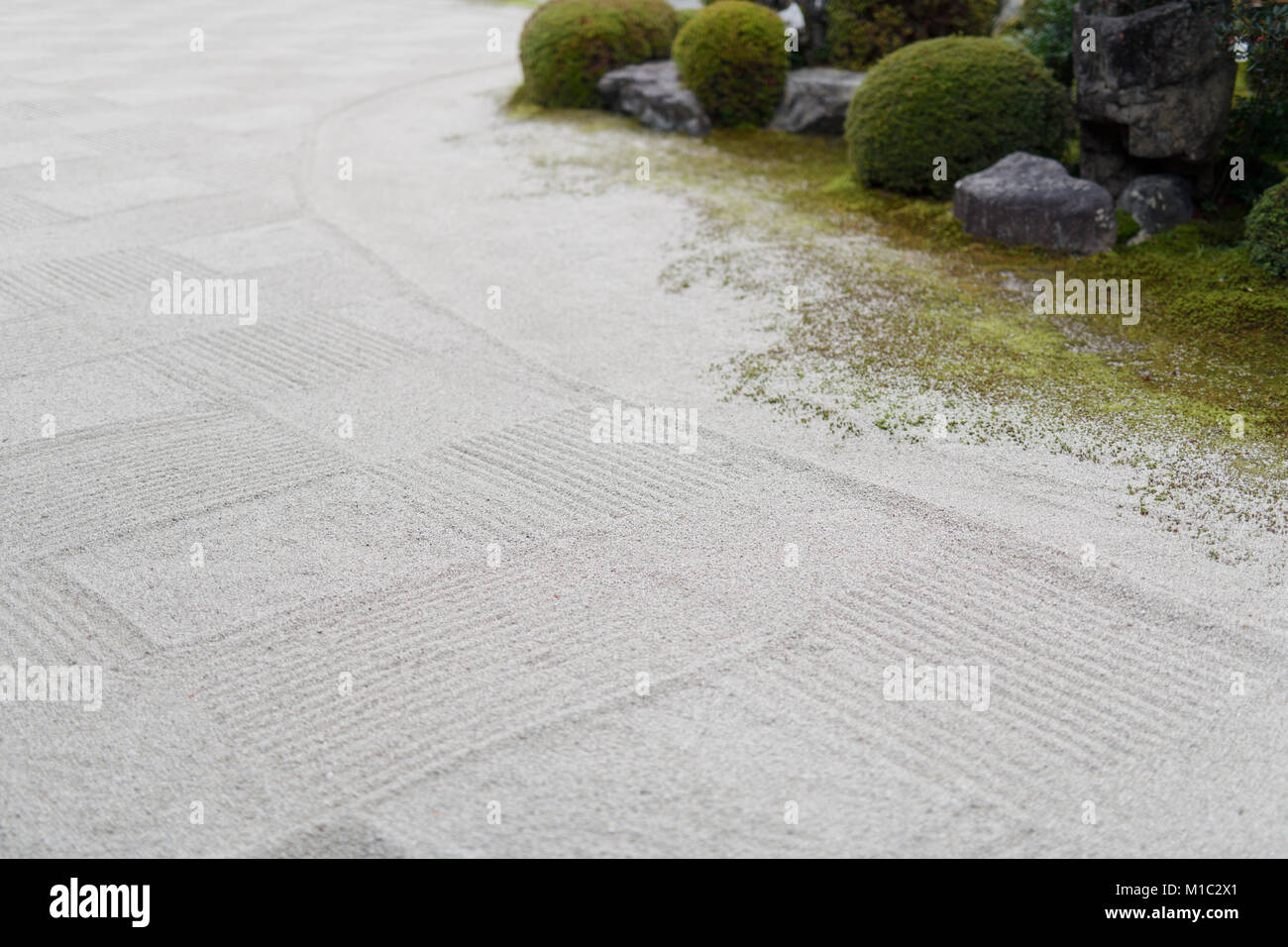 Detail einer karierten weißen Kies Zen Garten an Kaizando Hall des Tofukuji temple in Kyoto, Japan Stockfoto