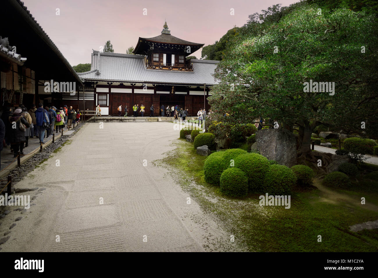 Lizenz verfügbar im MaximImages.com Tofukuji Buddhist Tempel Kaizando Halle weiß Kies Zen Garten. Tofuku-JI, Higashiyama-ku, Kyoto, Japan. Stockfoto