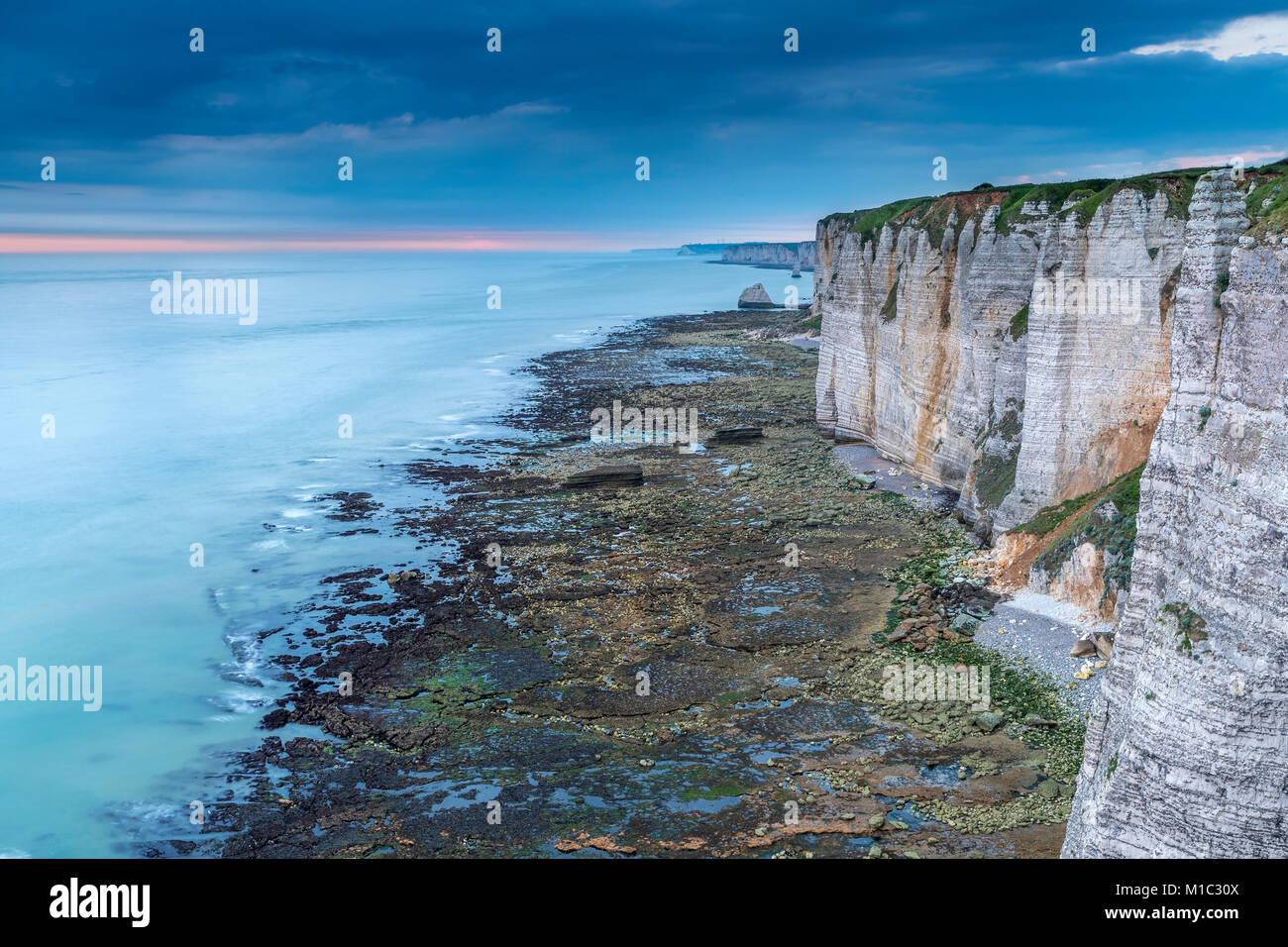 Sonnenaufgang von La Falaise d'Amont gesehen, Étretat, Seine-Maritime Abteilung, Normandie, Frankreich, Europa. Stockfoto